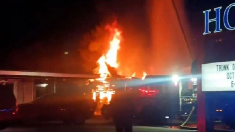 বাড়ির ছাদে আছড়ে পড়ল বিমান, সব আরোহী নিহত