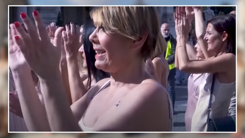 পোশাক খুলে ছাঁটাইয়ের প্রতিবাদ করলেন ইতালির ফ্লাইট অ্যাটেনডেন্টরা