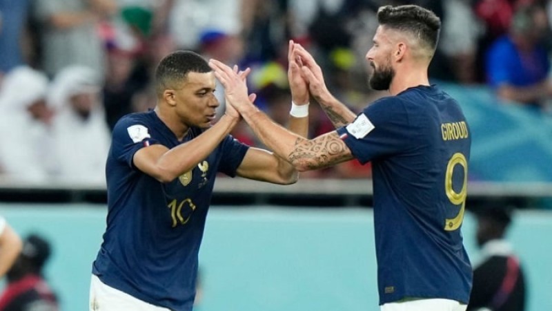 এমবাপ্পের জোড়া গোলে শেষ আটে ফ্রান্স