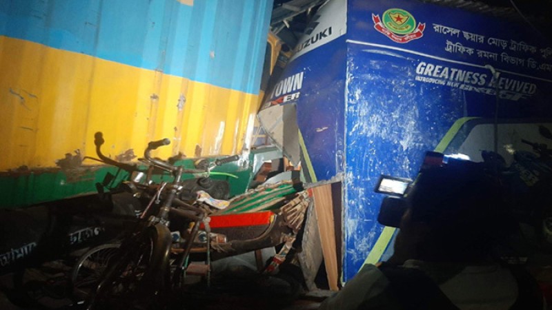 রাজধানীতে কাভার্ডভ্যান চাপায় রিকশার ২ যাত্রী নিহত