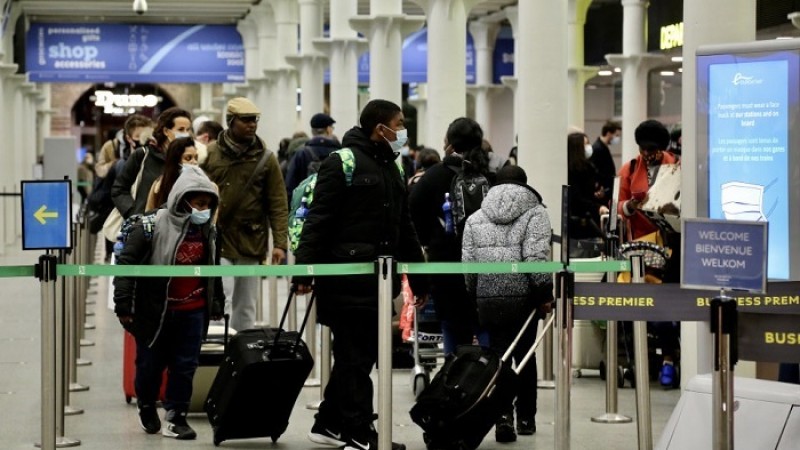 সোমবার থেকে যুক্তরাজ্যে সব ধরণের ভ্রমণে নিষেধাজ্ঞা