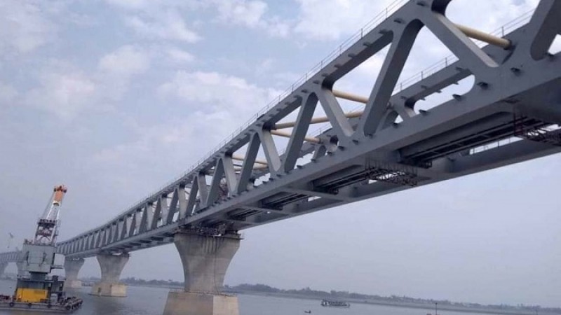 পদ্মা সেতুর নিচ দিয়ে ভারী যানবাহন নিয়ে ফেরি চলাচল বন্ধ