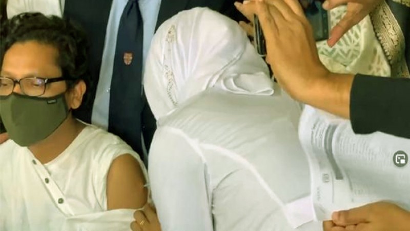 মন্ত্রিসভার প্রথম সদস্য হিসেবে করোনার টিকা নিয়েছেন তথ্য ও যোগাযোগ প্রতিমন্ত্রী