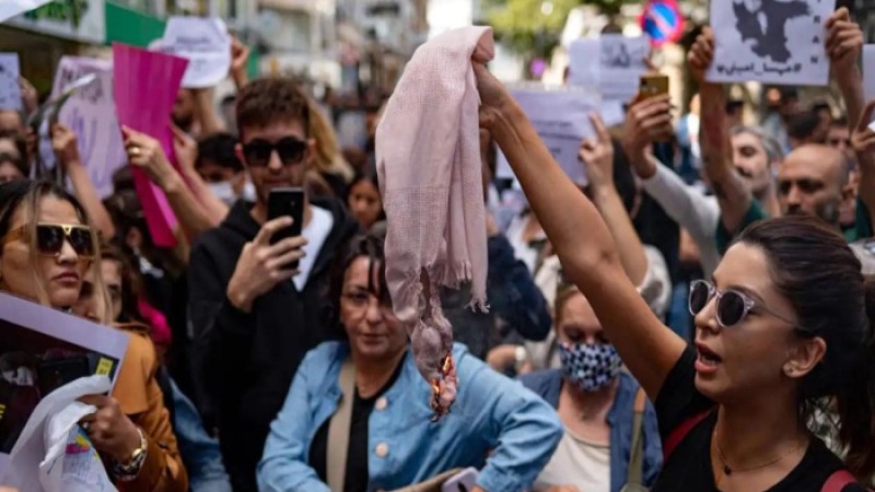 নিরাপত্তা বাহিনীর গুলি উপেক্ষা করেই উত্তাল ইরান