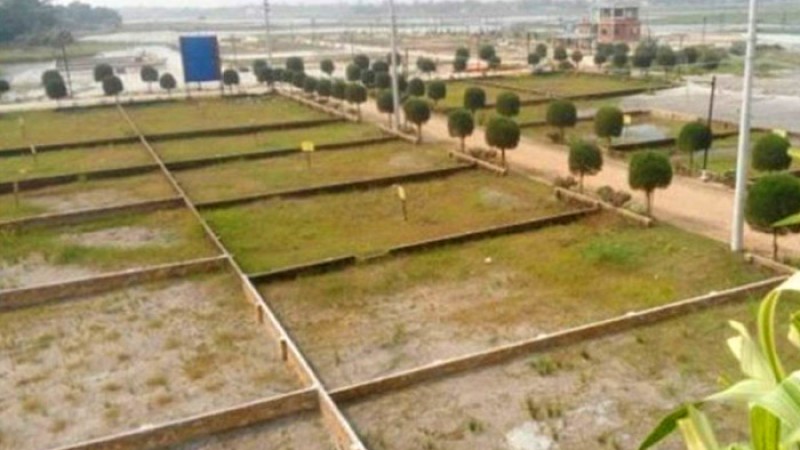 লাল ফিতার খড়গ জমি কেনা-বেচায়