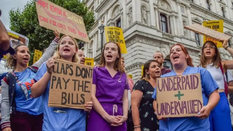 ব্রিটেনজুড়ে সবচেয়ে বড় ধর্মঘটে নার্সরা