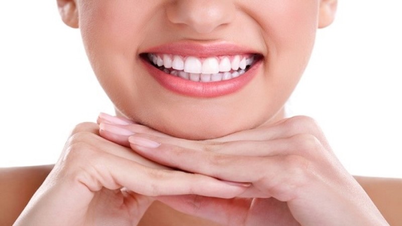 দাঁত ঝকঝকে সাদা করার সহজ উপায়