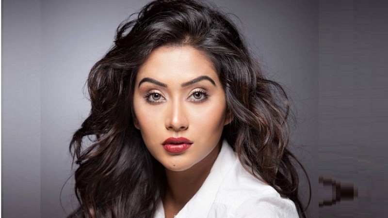 ‘নোরা’ হয়ে আসছেন মম