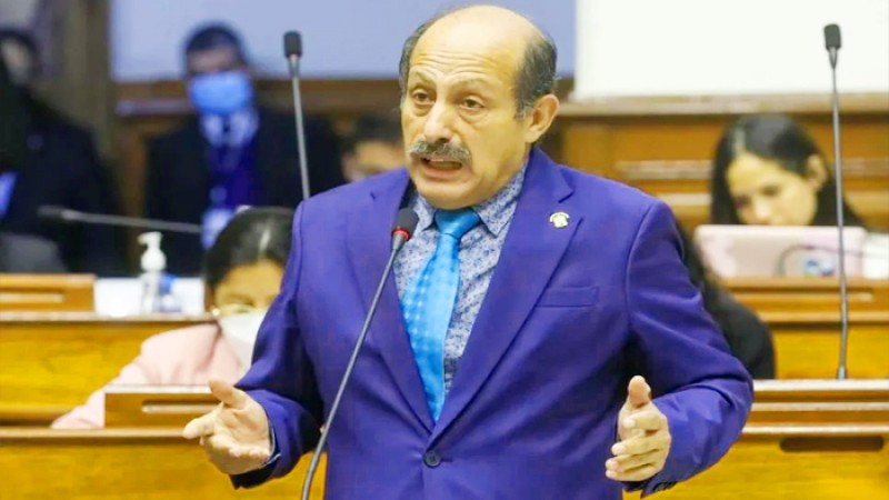 স্ত্রীকে ও মেয়েকে নির্যাতনের অভিযোগে হারালেন প্রধানমন্ত্রীর পদ