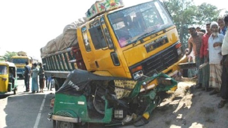 ট্রাক-অটোরিকশা সংঘর্ষে মা-মেয়ে নিহত