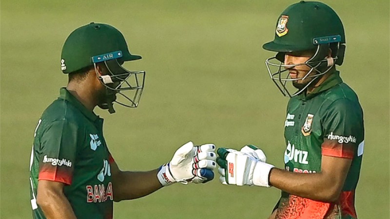 ধ্বংসস্তূপের মাঝে দাঁড়িয়ে আফিফের ফিফটি