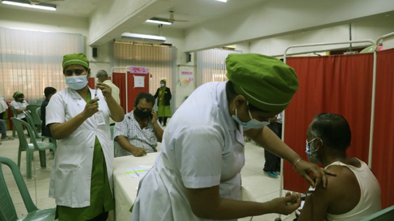 গাজীপুরের চারটি গার্মেন্টসে করোনার টিকা দেওয়া শুরু