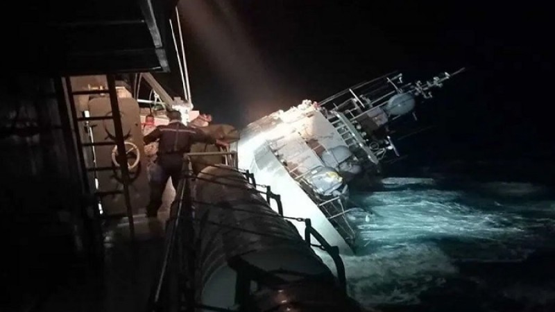 শতাধিক নাবিক নিয়ে থাইল্যান্ডের নৌ বাহিনীর জাহাজডুবি