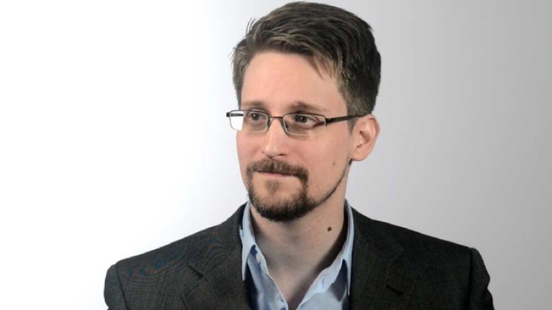 মার্কিন হুইসেলব্লোয়ার স্নোডেনকে রাশিয়ার নাগরিকত্ব দিয়েছেন পুতিন