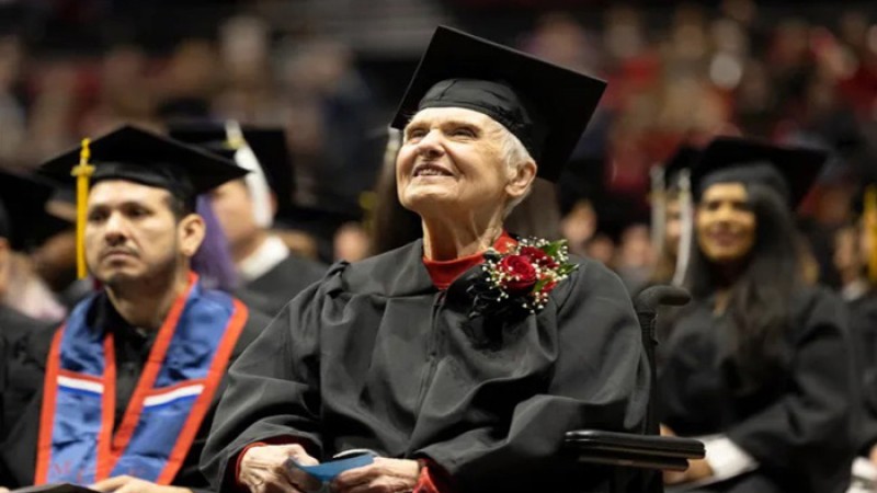 কলেজে ভর্তির ৭১ বছর পর স্নাতক পাস!