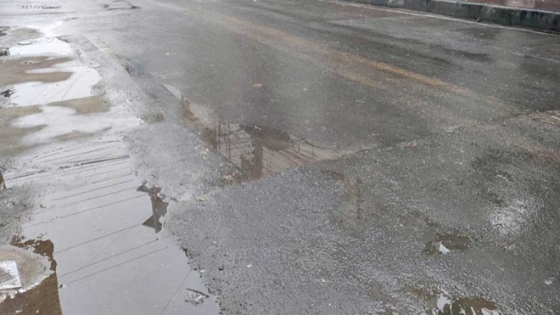 পৌষের সকাল বৃষ্টিতে ভিজল রাজধানীবাসী