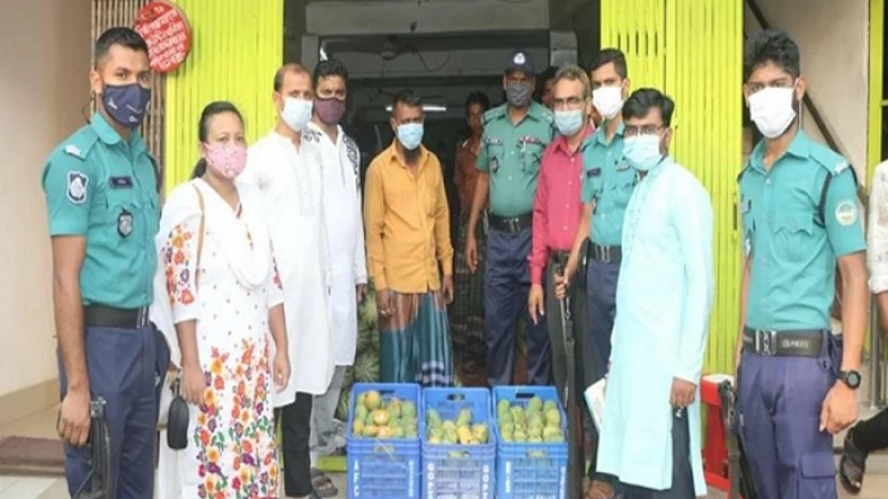 কার্বাইড দিয়ে আম পাকানোর দায়ে ৩ আড়তকে জরিমানা