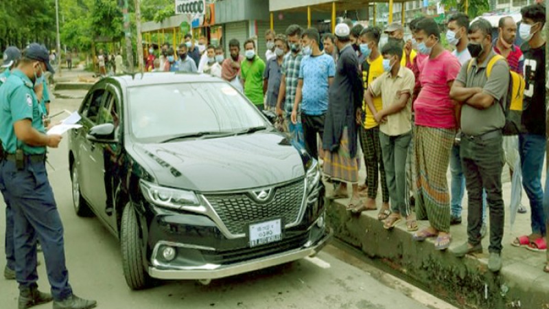 লকডাউনে পুলিশের কর্মকাণ্ড দেখতে উৎসুক জনতার ভিড়