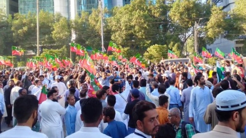 ইমরান খান গুলিবিদ্ধ হওয়ার ঘটনায় পাকিস্তান জুড়ে ব্যাপক বিক্ষোভ