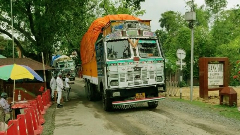 হিলি স্থলবন্দর দিয়ে শুরু হয়েছে আমদানি-রপ্তানি