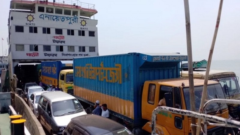 দৌলতদিয়া ফেরিঘাটে যাত্রী ও যানবাহনের চাপ বেড়েছে