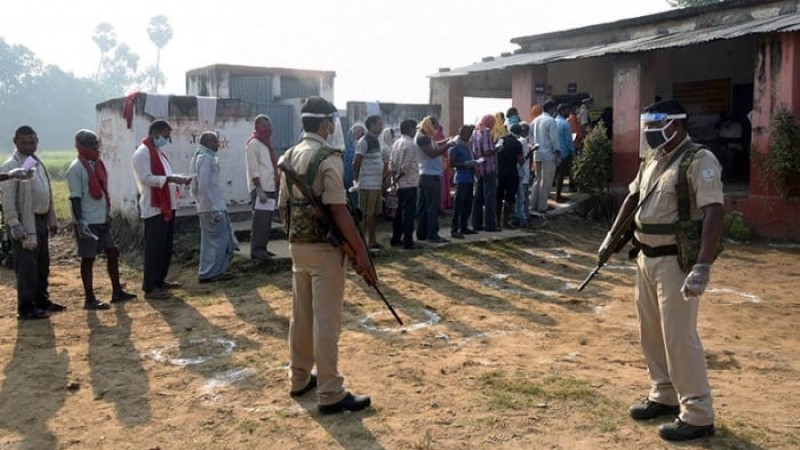 পশ্চিমবঙ্গে ষষ্ঠ ধাপের ভোটগ্রহণ চলছে