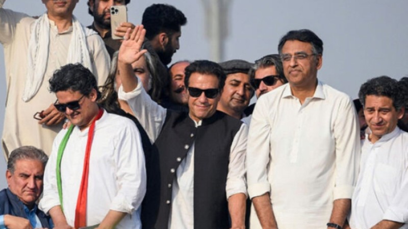 লংমার্চে গুলিবিদ্ধ পাকিস্তানের সাবেক প্রধানমন্ত্রী