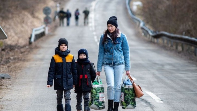 পুরুষদের রেখে দেশ ছাড়ছে ইউক্রেনীয় নারী ও শিশুরা