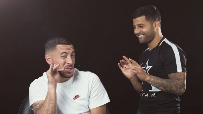 যে নাপিত মেসি-রোনালদোর চুলে আধুনিকতার ছোঁয়া এনেদেন