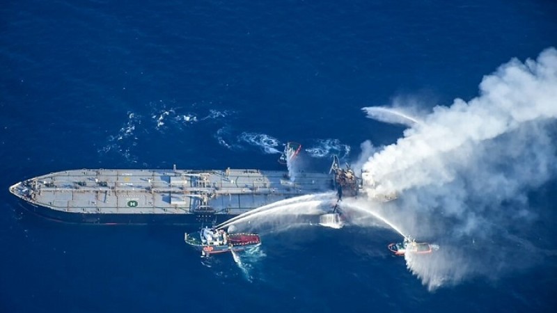 জরুরি অবস্থার মধ্যে শ্রীলঙ্কায় পৌঁছালো তেলের জাহাজ