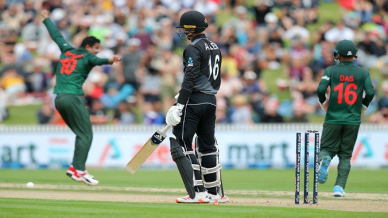 পাহাড় সমান লক্ষ্য নিয়ে ব্যাট করছে বাংলাদেশ