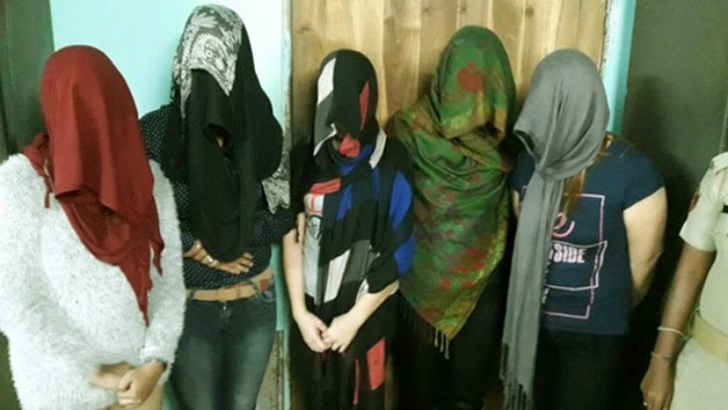 একজন ১ হাজারেরও বেশি নারীকে বিদেশে পাচারে জড়িত