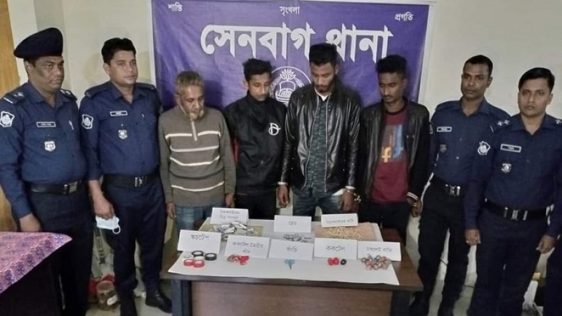 ককটেল তৈরীর সরঞ্জামসহ গ্রেফতার ৪