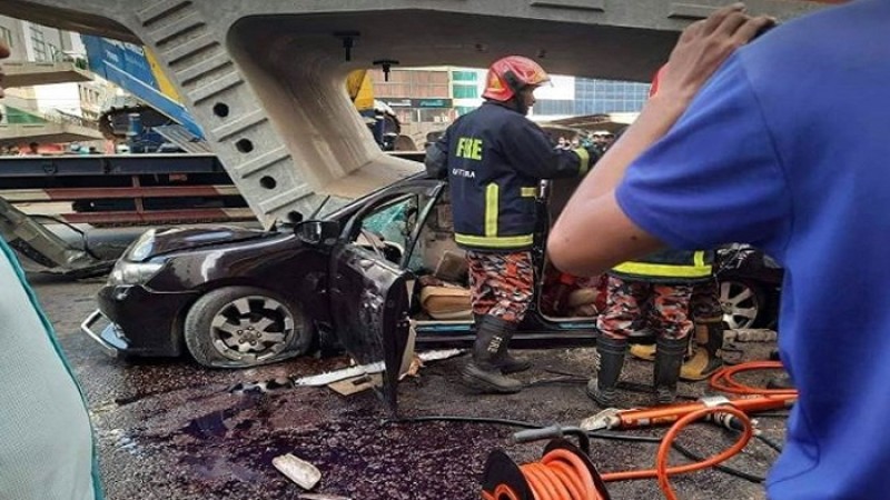 উত্তরায় গার্ডার পড়ে প্রাইভেটকারের ৪ যাত্রী নিহত