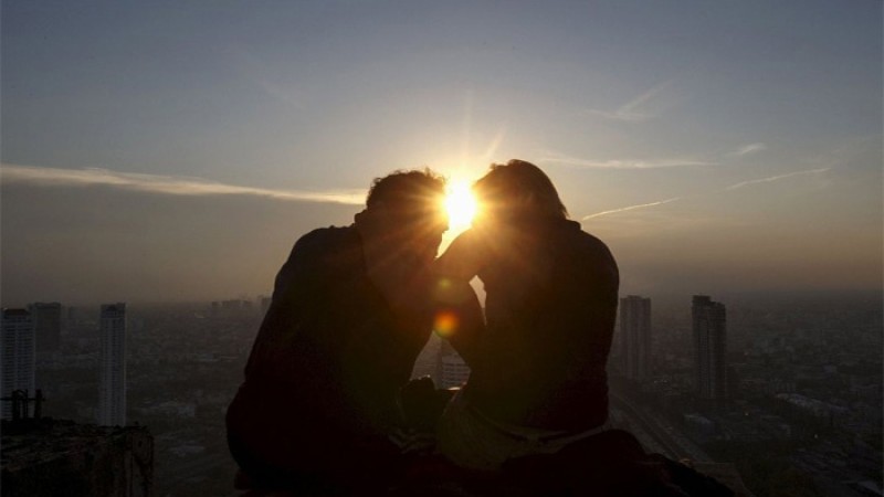 কেন ডিসেম্বর মাসেই মানুষ বেশি প্রেমে পড়ে