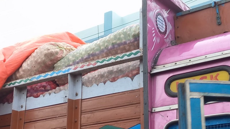 হিলি স্থলবন্দর দিয়ে পেঁয়াজ আমদানি শুরু