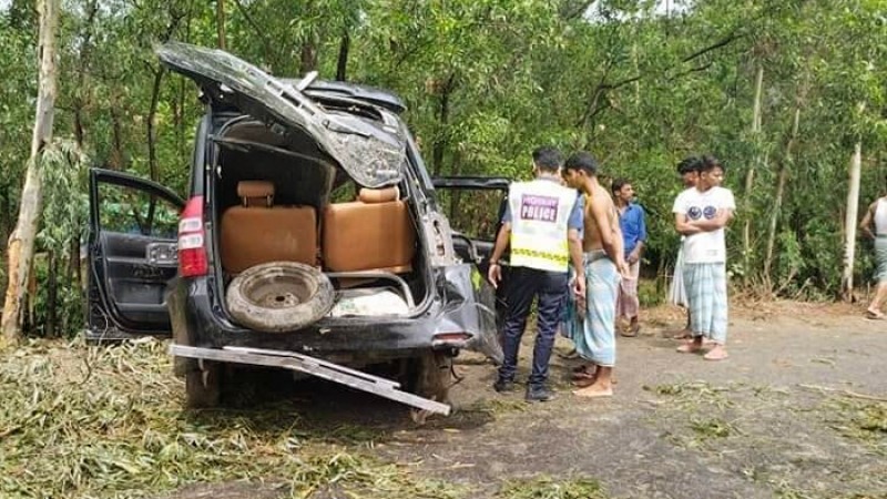নিয়ন্ত্রণ হারিয়ে লেকের পানিতে প্রাইভেটকার, নিহত ৩