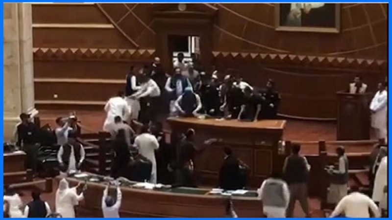পাকিস্তানের সংসদে ডেপুটি স্পিকারকে পিটিআই এমপিদের মারধর