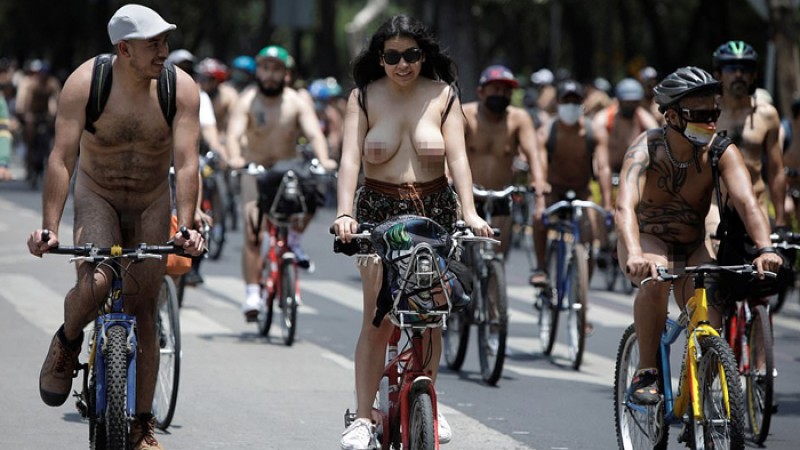 নগ্ন হয়ে পথে পথে ঘুরে বেড়ালেন এক ঝাঁক সাইকেল আরোহী