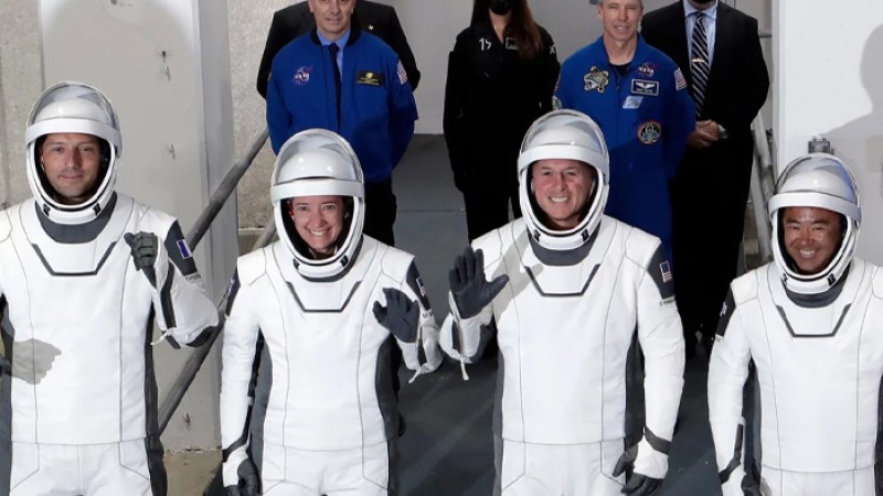 ডায়াপার পরে পৃথিবীতে ফিরছেন ৪ নভোচারী