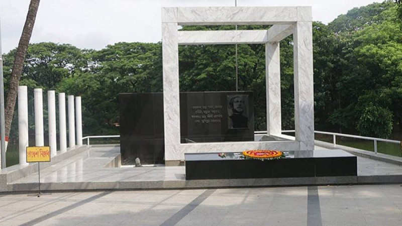 বঙ্গবন্ধুর প্রতিকৃতিতে ভারতের রাষ্ট্রপতির শ্রদ্ধা