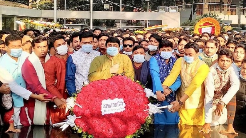 জাতির পিতার প্রতিকৃতিতে ছাত্রলীগের শ্রদ্ধা