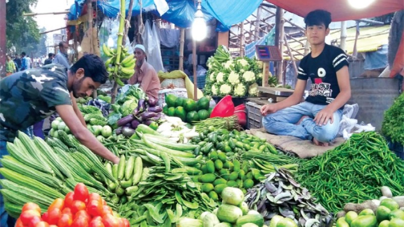 বাজারে উঠেছে শীতের সবজি, বিক্রি হচ্ছে চড়া দামে