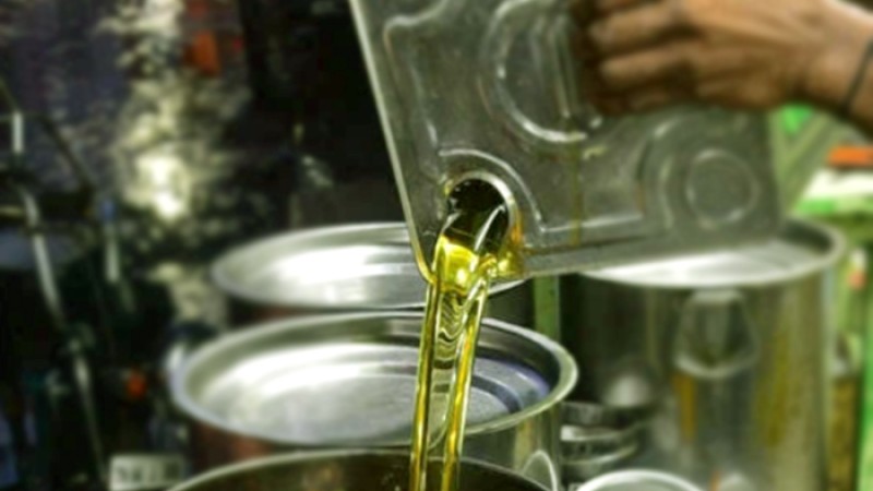 লিটারে ৩ টাকা কমলো খোলা পামঅয়েলের দাম