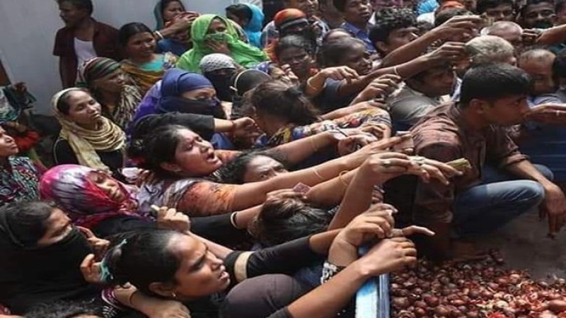 সিলেটে মন্ত্রী যেতেই ত্রাণ নিয়ে কাড়াকাড়ি