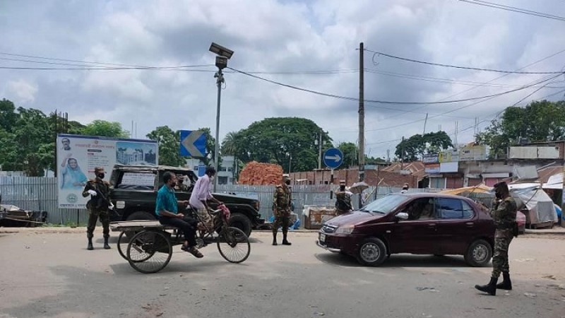 বিধিনিষেধ অমান্য করায় লালবাগে আটক ৮০