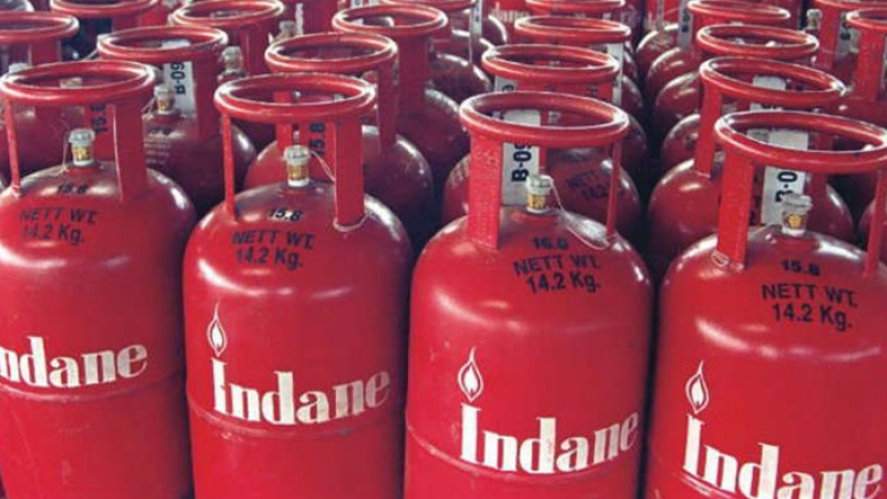 ভারতে এক ধাক্কায় সিলিন্ডারের দাম কমল ৯১.৫ রুপি