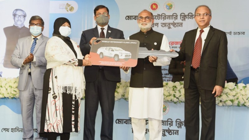 মোবাইল ভেটেরিনারি ক্লিনিক নতুন অধ্যায়ের সূচনা: মৎস্য ও প্রাণিসম্পদ মন্ত্রী
