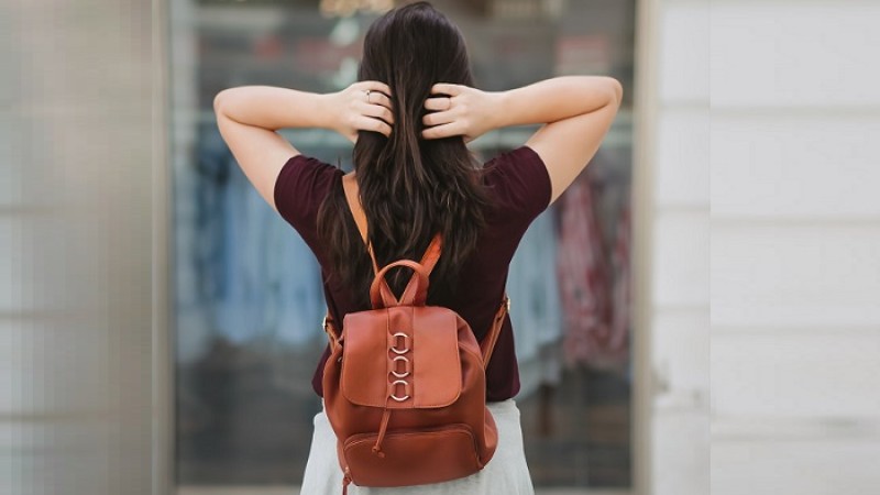 মেয়েদের ব্যাগে যা থাকা জরুরি