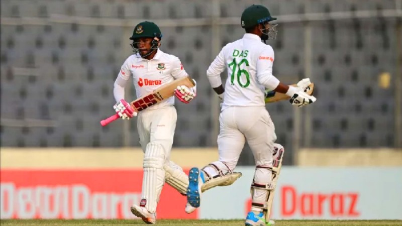 শেষ দিনে ইনিংস হারের শঙ্কায় বাংলাদেশ